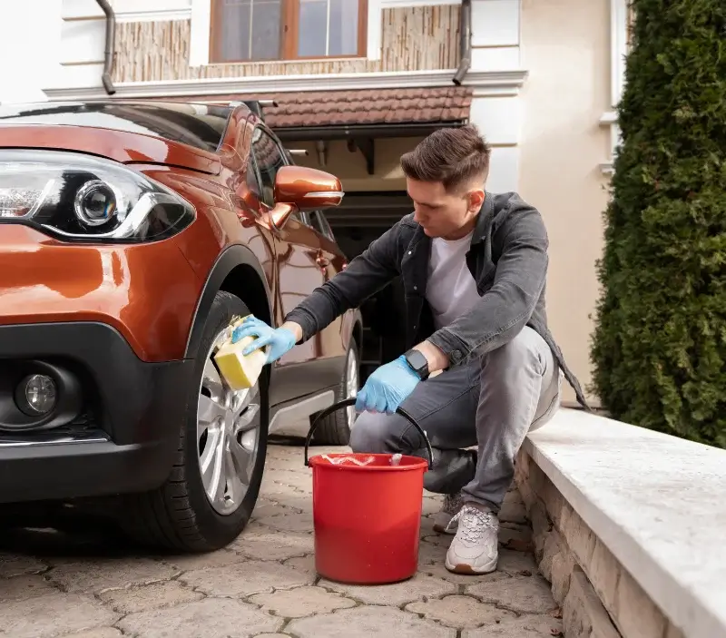 Lavage auto à domicile Saint-Césaire-de-Gauzignan : professionnel intervenant sur un véhicule